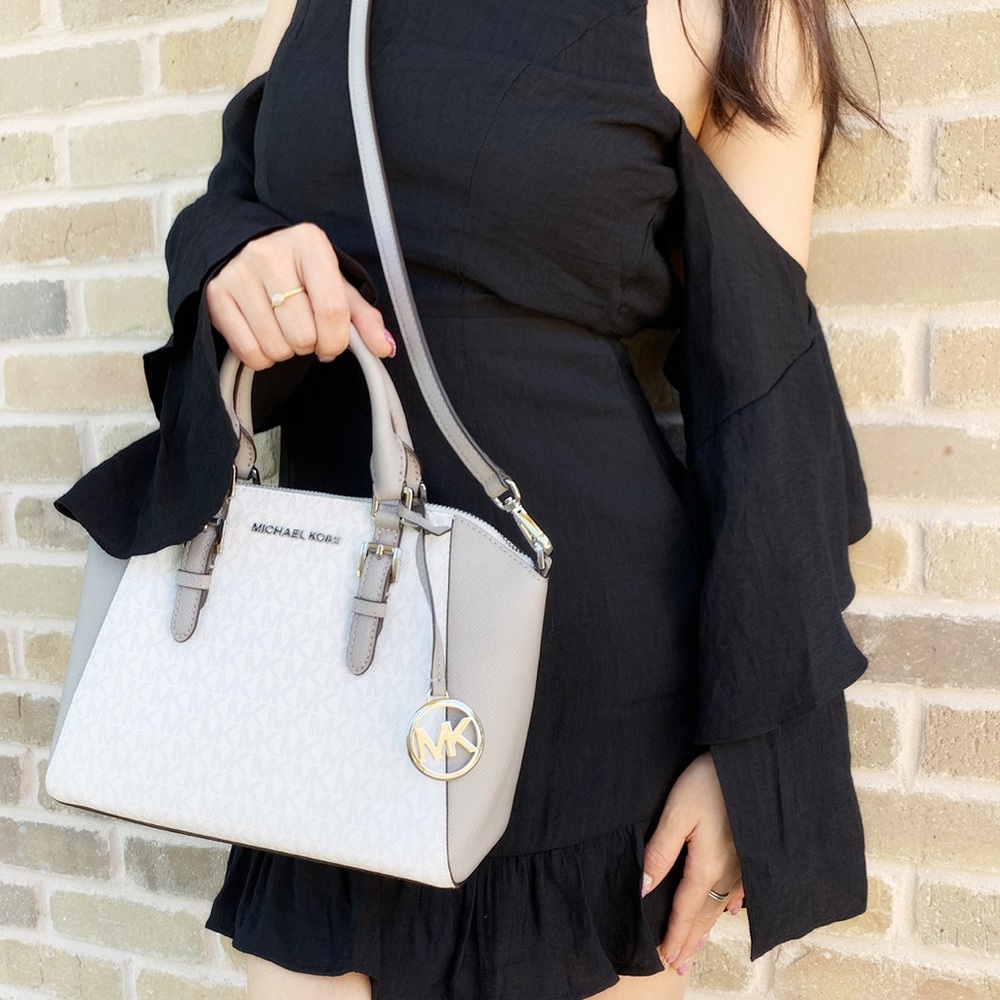 👜💕-Michael Kors Medium messenger - Picture 3 of 8